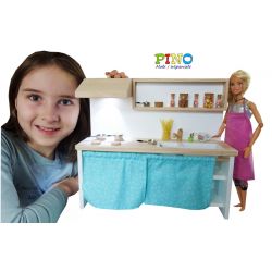 Piękny drewniany aneks kuchenny z podświetlanym okapem , kuchnią , nadstawką i półkami .