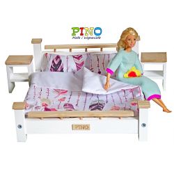 Piękna sypialnia podwójna dla lalek z pościelą w różowe piórka