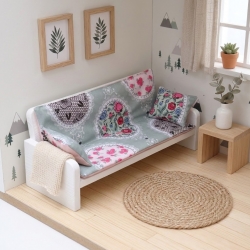 Wygodna sofa 3 osobowa dla lalek z 2 poduszkami w rozety w kwiatki.