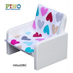 Wygodny fotel z tapicerką w kolorowe serduszka